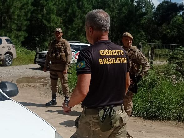 Particular civil vestido com trajes militares durante a ação / Foto: Comunidade indígena