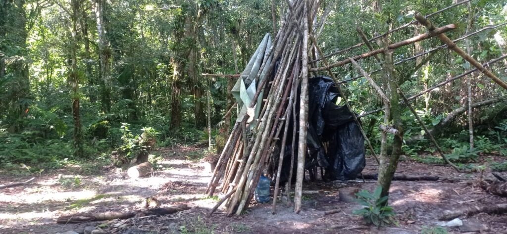 Casa de reza que foi destruída, com taquaras apoiadas para queima / Foto: Comunidade indígena