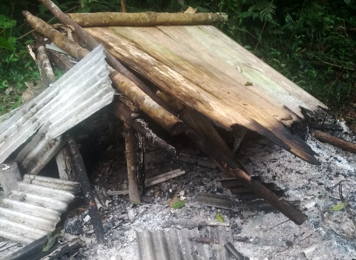 Casa de moradia destruída e incinerada na TI Tarumã / Foto: Comunidade Indígena