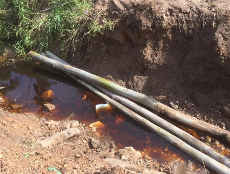 Parte dos materiais utilizados na estrutura da ponte foi abandonada dentro da própria TI Tarumã. Foto: arquivo pessoal