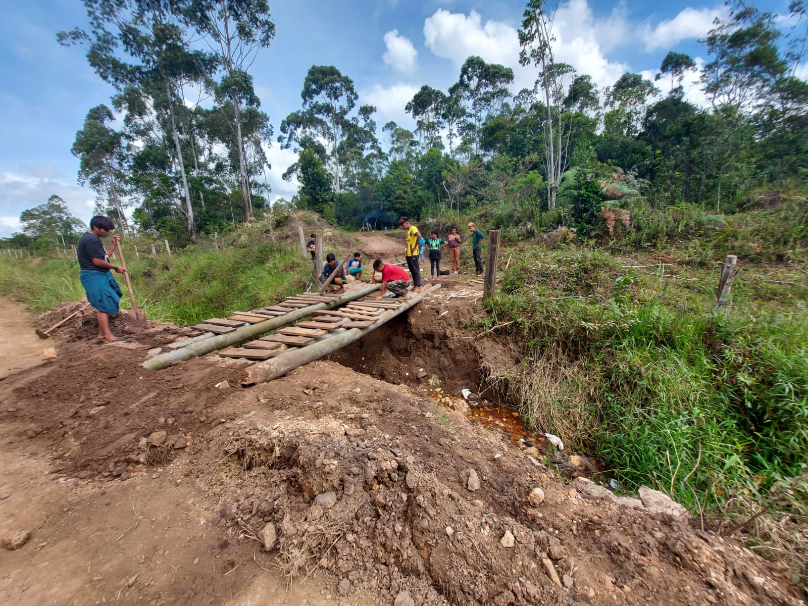Povo Guarani, da TI Tarumã (SC), reconstrói ponte após ataque. A suspeita é de que o acesso tenha sido destruído por supostos invasores. Foto: arquivo pessoal